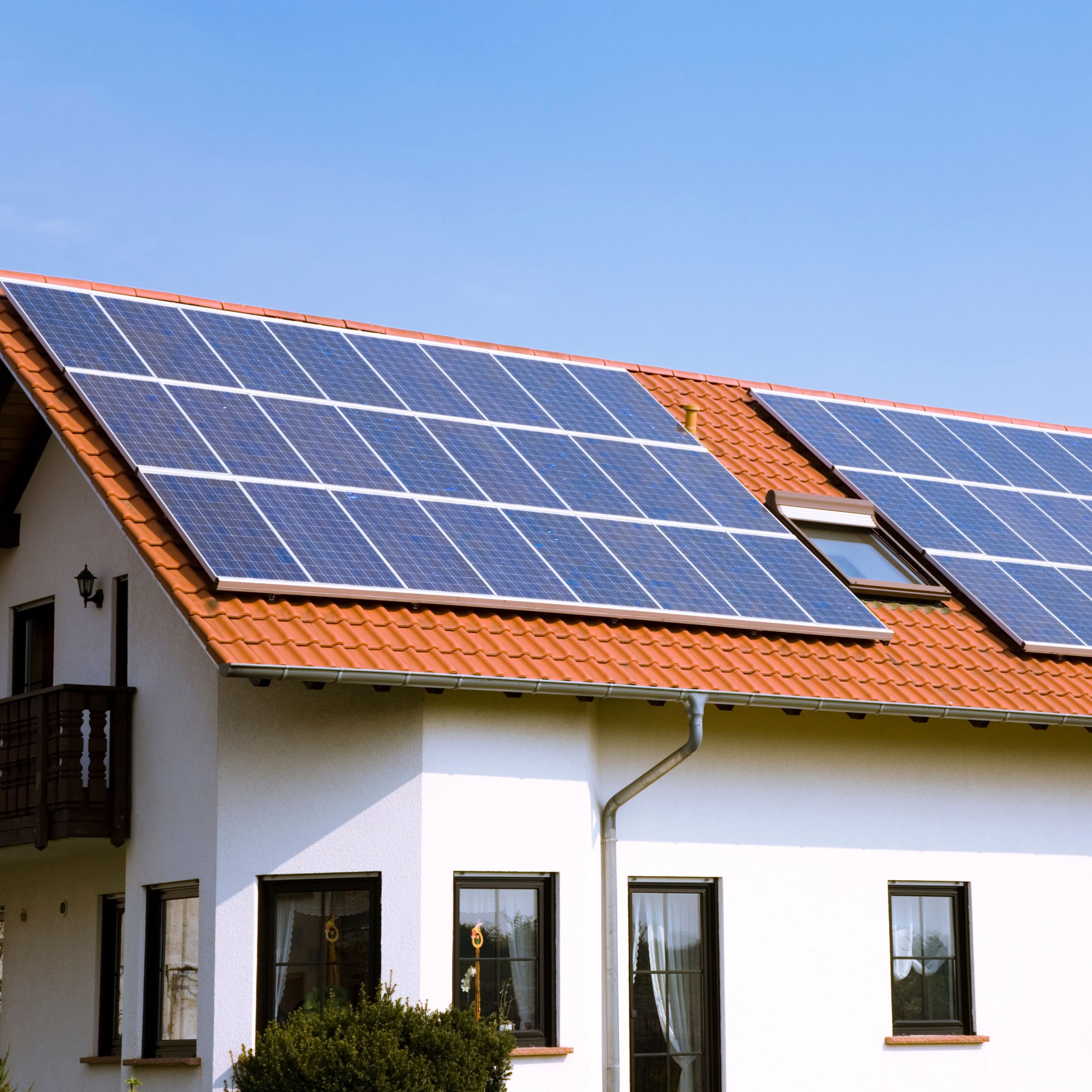 Techo de casa con paneles solares instalados