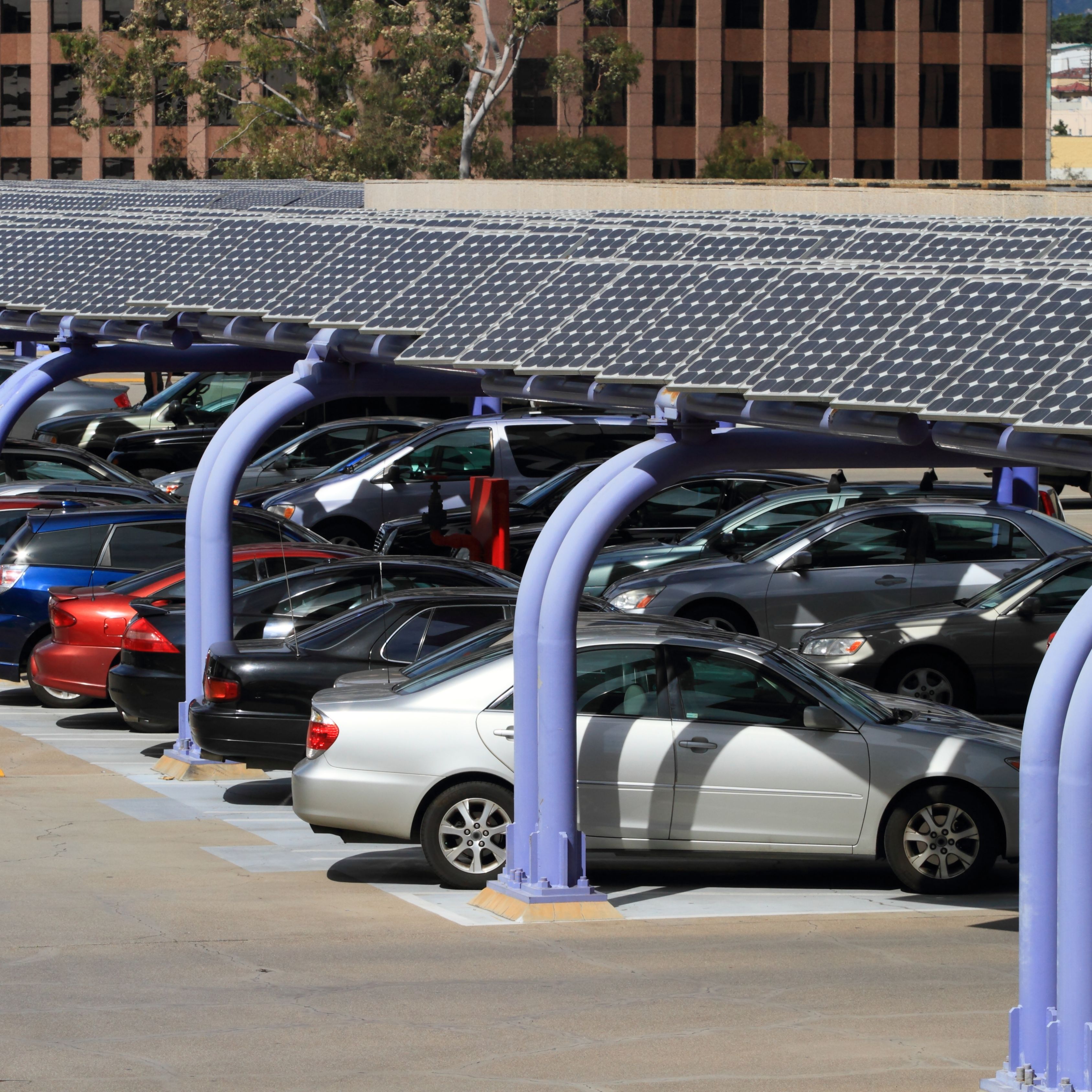 Estacionamiento cubierto con paneles solares para uso comercial