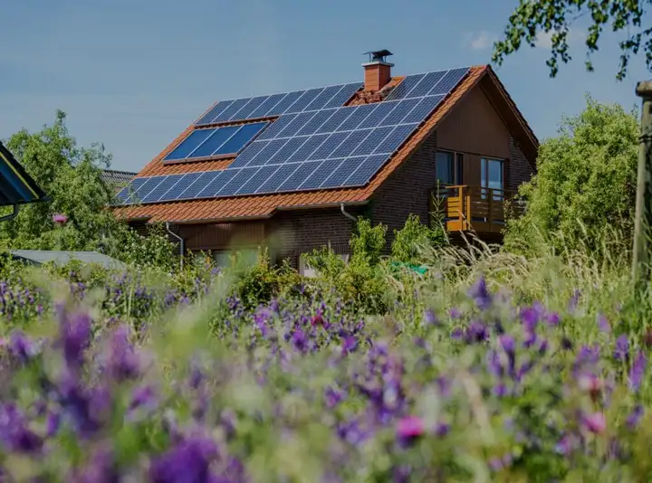 Casa con paneles solares instalados en el techo