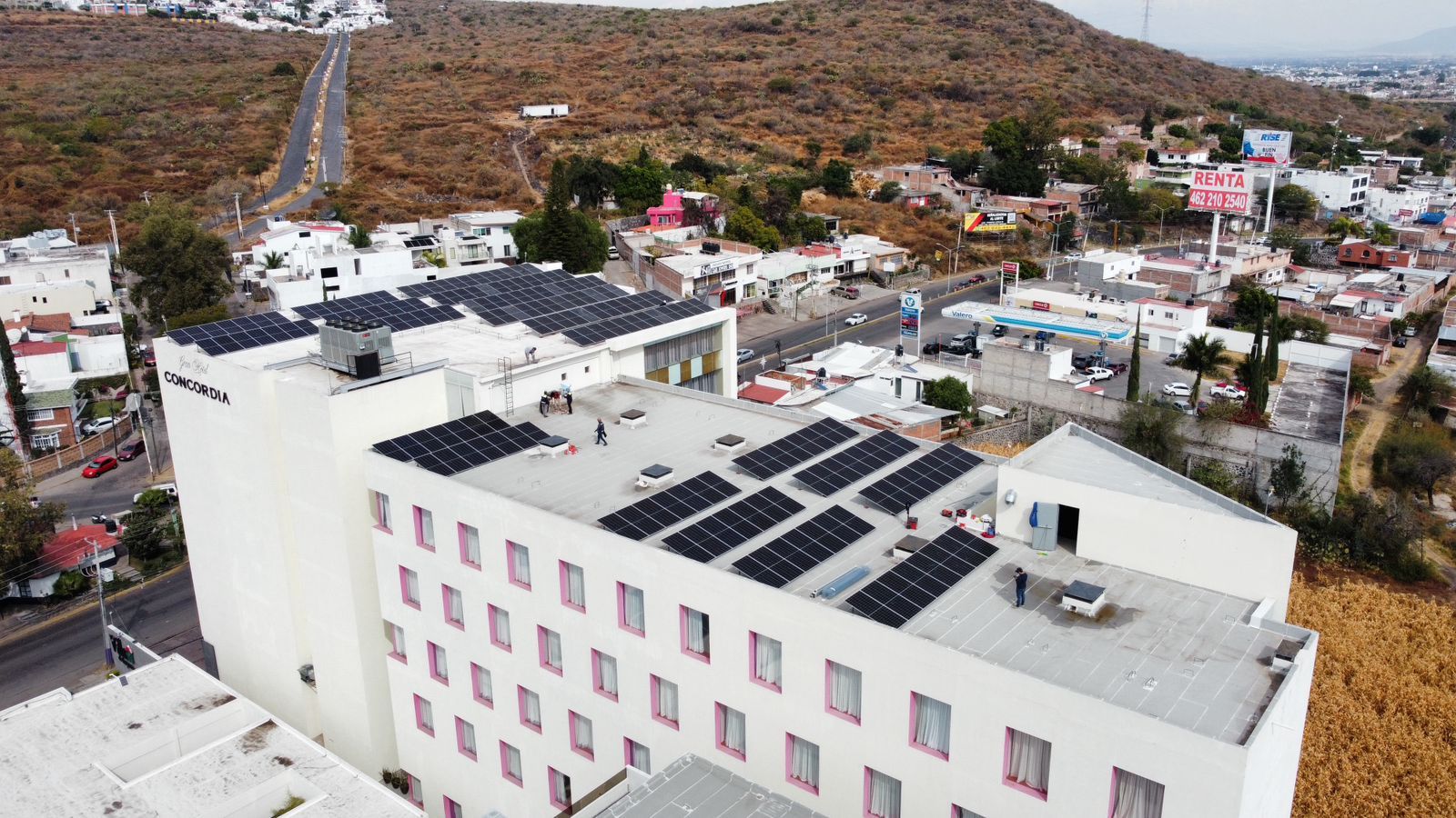 Vista aérea de la instalación de paneles solares de 132 kWp en Hotel Concordia, Irapuato