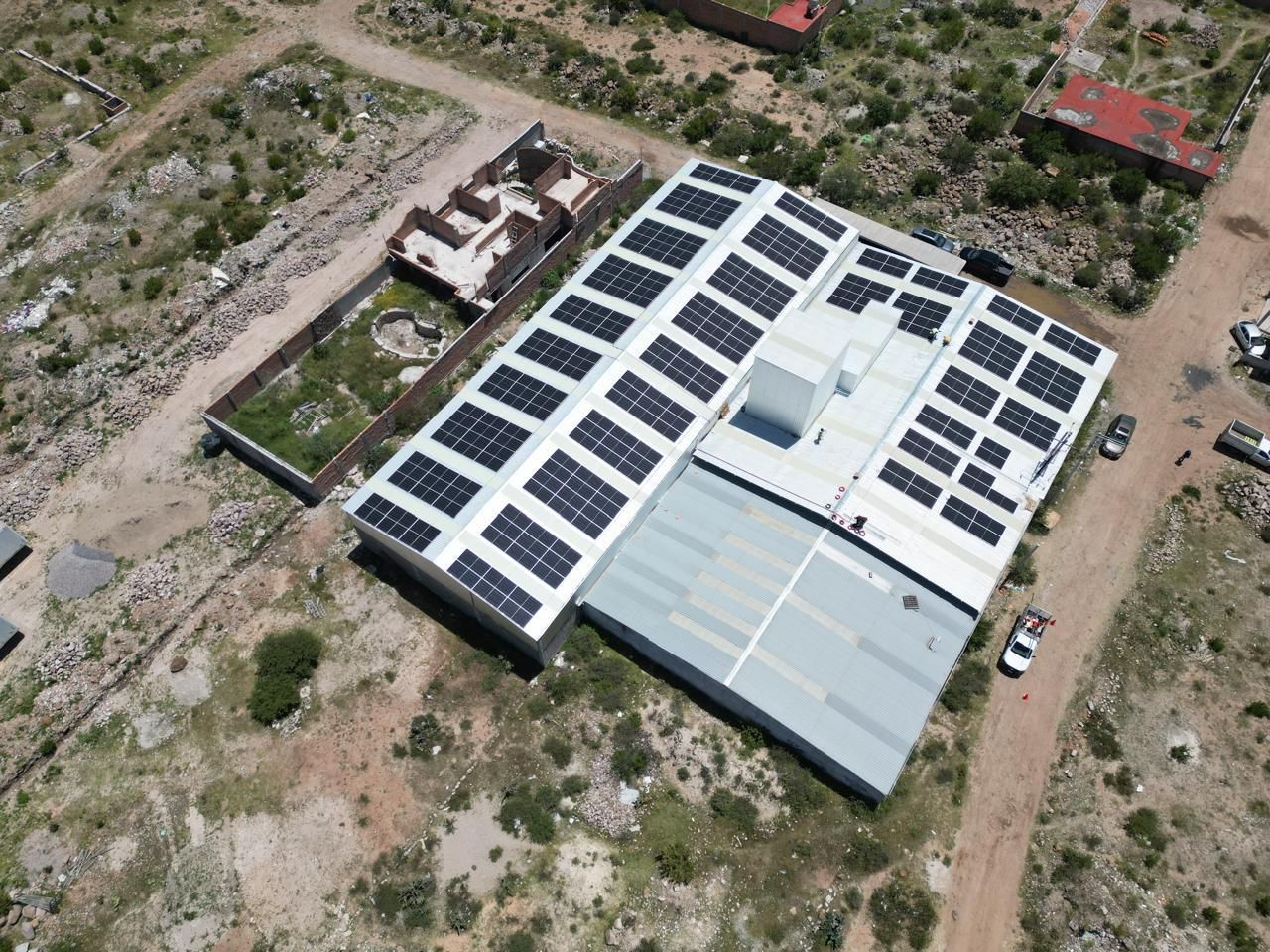 Instalación de paneles solares de 172 kWp en INDUPLAST, San Luis Potosí