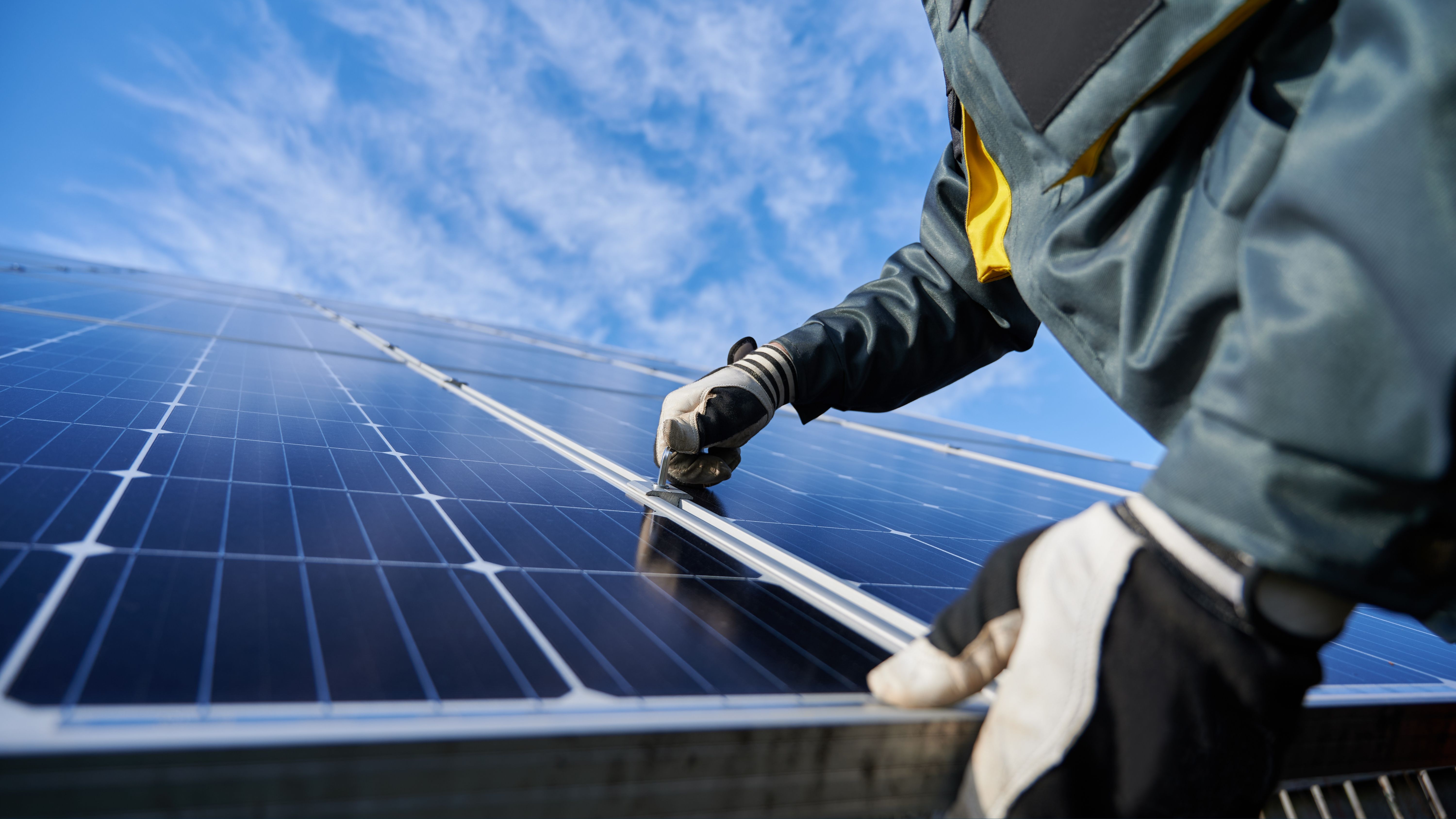 Técnico de Grupo DST instalando un sistema solar