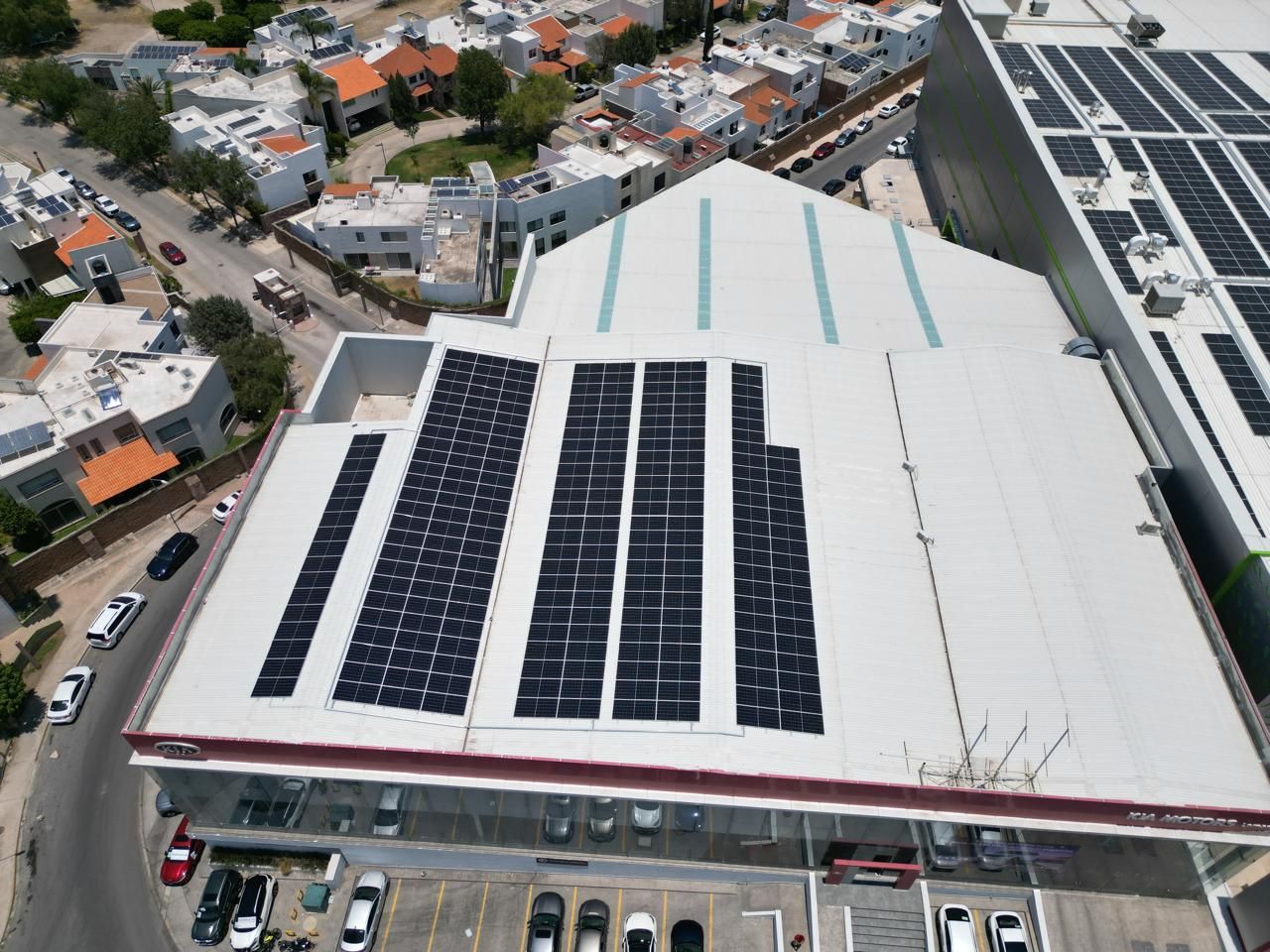 Vista aérea de la instalación de paneles solares de 137 kWp en KIA Lomas, San Luis Potosí