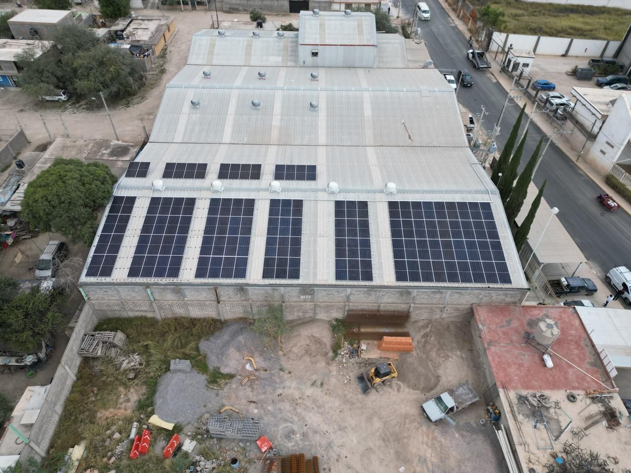 Instalación de paneles solares de 72 kWp en Maquinados Flores, San Luis Potosí