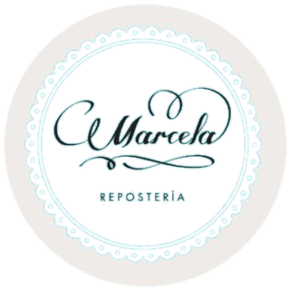 Logo de Marcela Repostería, cliente de Grupo DST