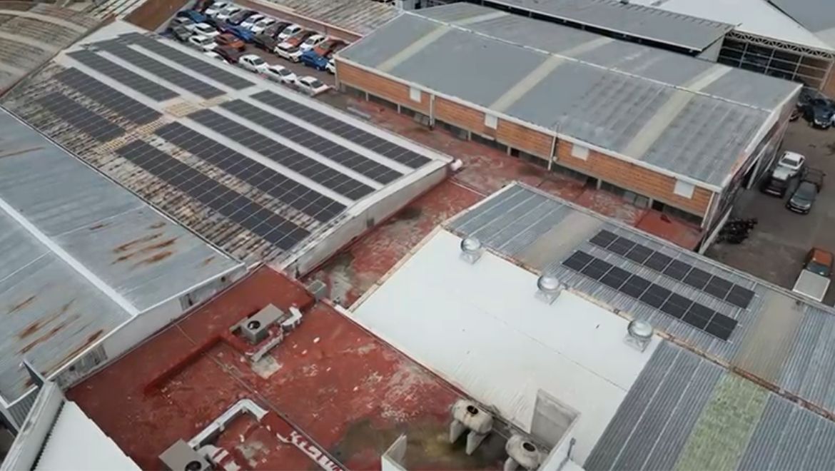 Vista aérea de la instalación de paneles solares de 99 kWp en Nissan Norte, Aguascalientes
