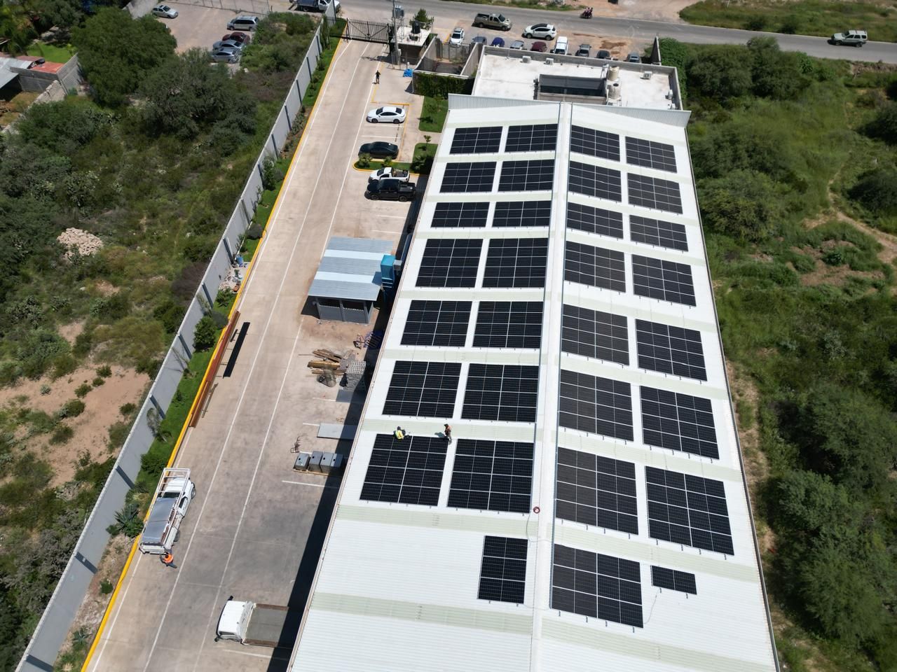 Vista aérea de la instalación de paneles solares de 142 kWp en Productos Metálicos Potosinos, San Luis Potosí