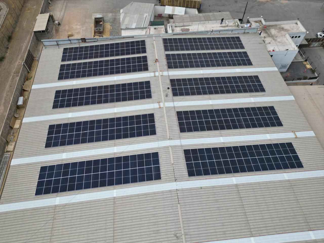 Vista aérea de la instalación de paneles solares de 354 kWp en RECIPAK, San Luis Potosí